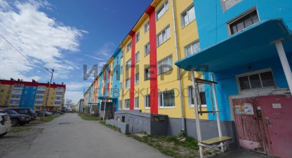 Продам квартиру 2-х комнатную с общей площадью 43.1м2, 2/4 эт., на улице Октябрьская ул, г. Ола, Магаданская обл., Россия, агентство Империя Недвижимости. Фотография №1