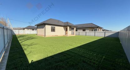 Купить дом 3-х комнатную, 75 кв. м. Фотография №1 Продам дом 3-х комнатный с общей площадью 75м2, на улице Васильковая, г. Индустриальный, Краснодарский край, Россия, агентство Мореон Инвест. Фотография №1