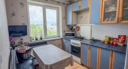 Купить квартиру 3-х комнатную, 65 кв. м. Фотография №1 Продам квартиру 3-х комнатную с общей площадью 65м2, 8/9 эт., на улице Завенягина, Орджоникидзевский район, г. Магнитогорск, Челябинская обл., Россия, агентство РиоЛюкс. Фотография №1