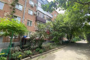 Продам квартиру 3-х комнатную с общей площадью 60м2, 2/5 эт., на улице Платова, г. Аксай, Ростовская обл., Россия, агентство Аврора