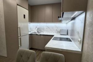 Продам квартиру 1 комнатную с общей площадью 38м2, 8/14 эт., на улице Газовиков, г. Тюмень, Тюменская обл., Россия, агентство Капитель групп