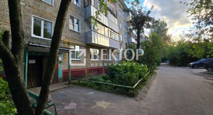 Продам квартиру 2-х комнатную с общей площадью 50.3м2, 5/5 эт., на улице 5-я коляновская, Ленинский район, г. Иваново, Ивановская обл., Россия, агентство Вектор. Фотография №1