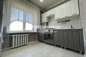 Продам квартиру 2-х комнатную с общей площадью 47.5м2, 5/5 эт., на улице Ворошилова, г. Каменск-Шахтинский, Ростовская обл., Россия, агентство АН Черника