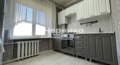 Продам квартиру 2-х комнатную с общей площадью 47.5м2, 5/5 эт., на улице Ворошилова, г. Каменск-Шахтинский, Ростовская обл., Россия, агентство АН Черника. Фотография №1