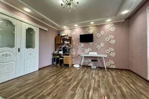 Продам квартиру 2-х комнатную с общей площадью 54.3м2, 3/9 эт., на улице Агурина, г. Ахтубинск, Астраханская обл., Россия, агентство Ваш Дом