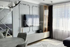 Продам квартиру 2-х комнатную с общей площадью 58м2, 12/17 эт., на улице Газовиков, г. Тюмень, Тюменская обл., Россия, агентство Капитель групп