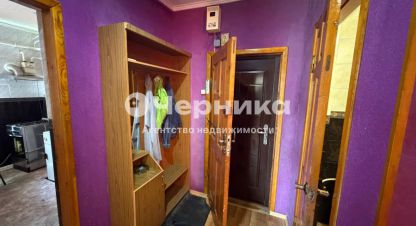 Купить квартиру 3-х комнатную, 59 кв. м. Фотография №1 Продам квартиру 3-х комнатную с общей площадью 59м2, 1/2 эт., на улице Дзержинского, г. Новошахтинск, Ростовская обл., Россия, агентство АН Черника. Фотография №1