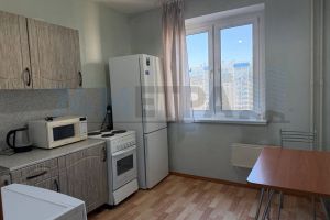 Сдам квартиру 1 комнатную с общей площадью 45м2, 6/10 эт., на улице Братьев Кашириных, Калининский район район, г. Челябинск, Челябинская обл., Россия, агентство 74 метра