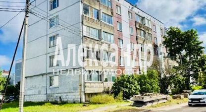Купить квартиру 2-х комнатную, 53 кв. м. Фотография №1 Продам квартиру 2-х комнатную с общей площадью 53м2, 1/5 эт., на улице Аристарха макарова, Выборгский район, г. Выборг, Ленинградская обл., Россия, агентство Александр-Недвижимость. Фотография №1
