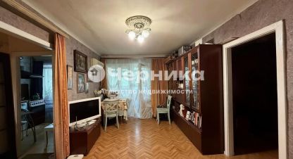 Продам квартиру 2-х комнатную с общей площадью 42.5м2, 2/5 эт., на улице Садовая, г. Шахты, Ростовская обл., Россия, агентство АН Черника. Фотография №1