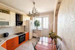 Продам квартиру 2-х комнатную с общей площадью 73м2, 11/17 эт., на улице Октябрьский пр-кт, г. Люберцы, Московская обл., Россия, агентство CENTURY 21 Россия