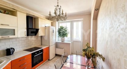 Продам квартиру 2-х комнатную с общей площадью 73м2, 11/17 эт., на улице Октябрьский пр-кт, г. Люберцы, Московская обл., Россия, агентство CENTURY 21 Россия. Фотография №1