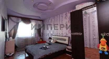 Купить квартиру 4-х комнатную, 90.5 кв. м. Фотография №1 Продам квартиру 4-х комнатную с общей площадью 90.5м2, 2/5 эт., на улице Каширина ул, г. Ола, Магаданская обл., Россия, агентство Империя Недвижимости. Фотография №1