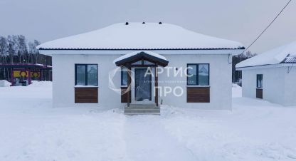 Купить дом 4-х комнатную, 87.6 кв. м. Фотография №1 Продам дом 4-х комнатный с общей площадью 87.6м2, на улице Отто шмидта, г. Курганово, Свердловская обл., Россия, агентство Артис Про. Фотография №1