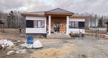 Купить дом 4-х комнатную, 131 кв. м. Фотография №1 Продам дом 4-х комнатный с общей площадью 131м2, на улице Сосновая, г. Прохладный, Свердловская обл., Россия, агентство Артис Про. Фотография №1