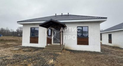 Купить дом 4-х комнатную, 87.6 кв. м. Фотография №1 Продам дом 4-х комнатный с общей площадью 87.6м2, на улице Отто шмидта, г. Курганово, Свердловская обл., Россия, агентство Артис Про. Фотография №1