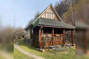 Продам коттедж/дачу 3-х комнатную с общей площадью 250м2, на улице Чапаева, г. П листвянка, Иркутская обл., Россия, агентство Джойнио
